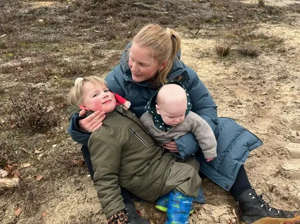 Fit blijven tijdens en na de zwangerschap Bij Tough Mom train je heerlijk in de buitenlucht, gezellig samen met andere zwangere of net bevallen vrouwen en onder professionele begeleiding. Zo wordt er bij Tough Mom bijvoorbeeld rekening gehouden met (het vermijden van) druk op de rechte buikspieren, hartslag, ademhaling, lichaamstemperatuur en het vermijden van explosieve bewegingen. Moeder worden is één van de meest bijzondere gebeurtenissen in je leven. Voor het eerst of niet, dat maakt niet uit. Er groeit een kindje in je. En voor je kindje doe je alles. Je geeft alles. Tough Mom helpt jou ook alles te geven bij het sporten. Heb je het gevoel van ver te moeten komen, heb je klachten of ben je bang iets verkeerds te doen? Bij Tough Mom wordt daar rekening mee gehouden en train je met vrouwen die hetzelfde meemaken.